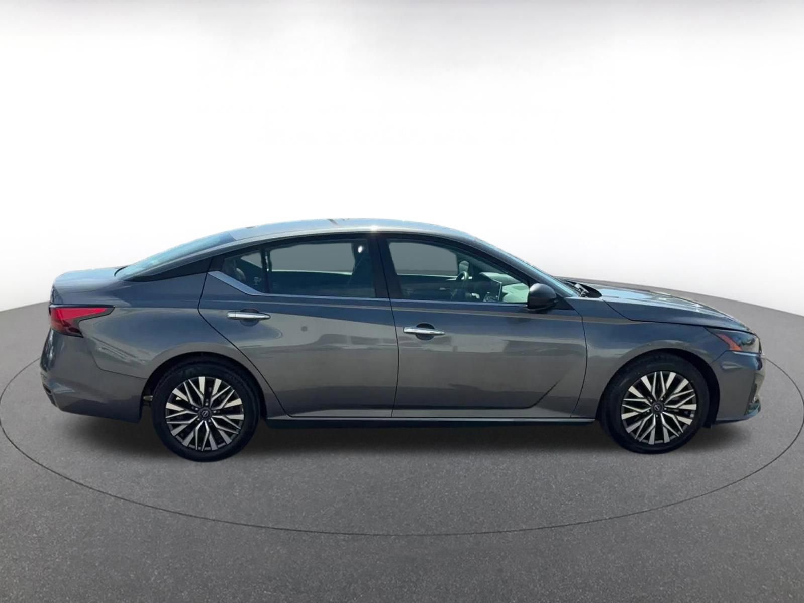 Used 2025 Nissan Altima 2.5 SV FWD image 16