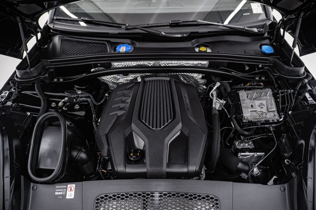 Certified 2026 Porsche Macan AWD/4WD image 28