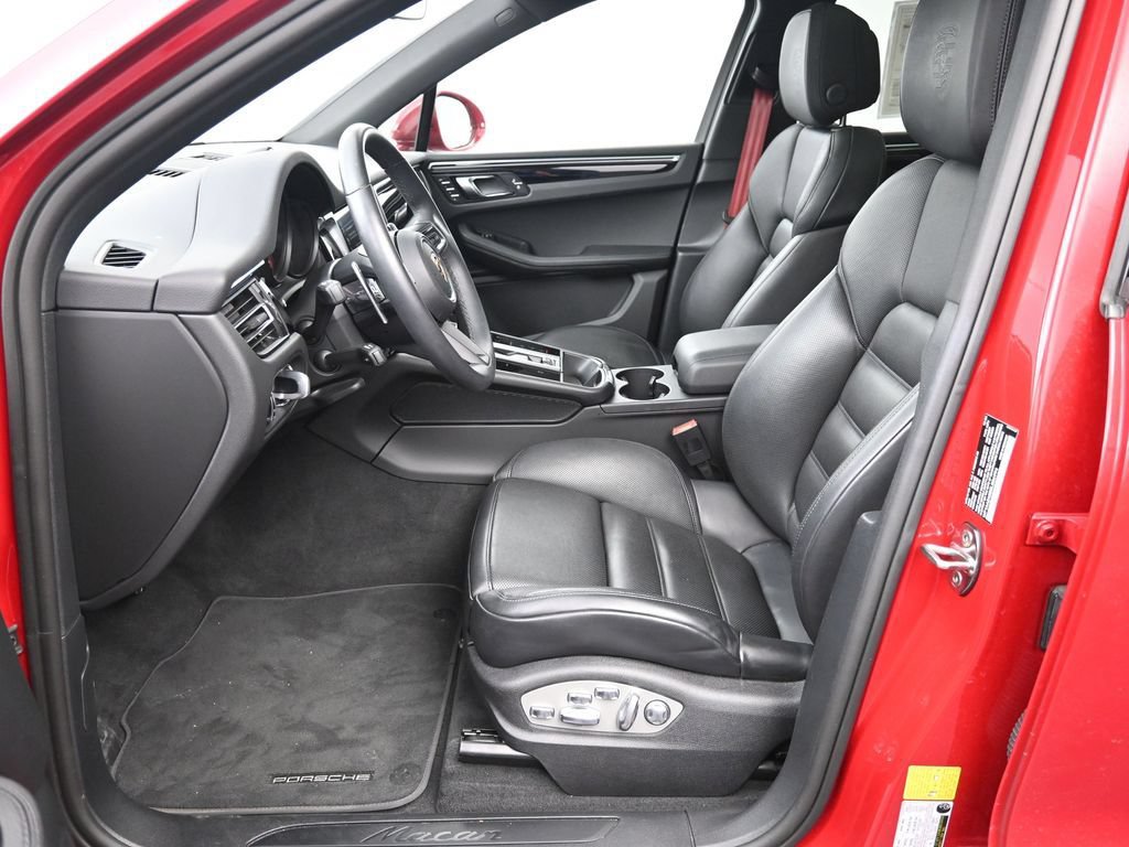 Certified 2025 Porsche Macan AWD/4WD image 10
