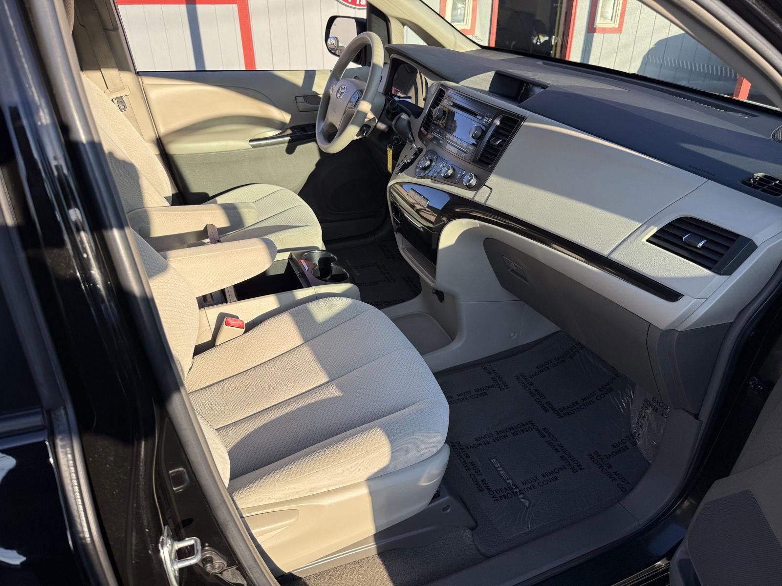 Used 2012 Toyota Sienna LE image 18