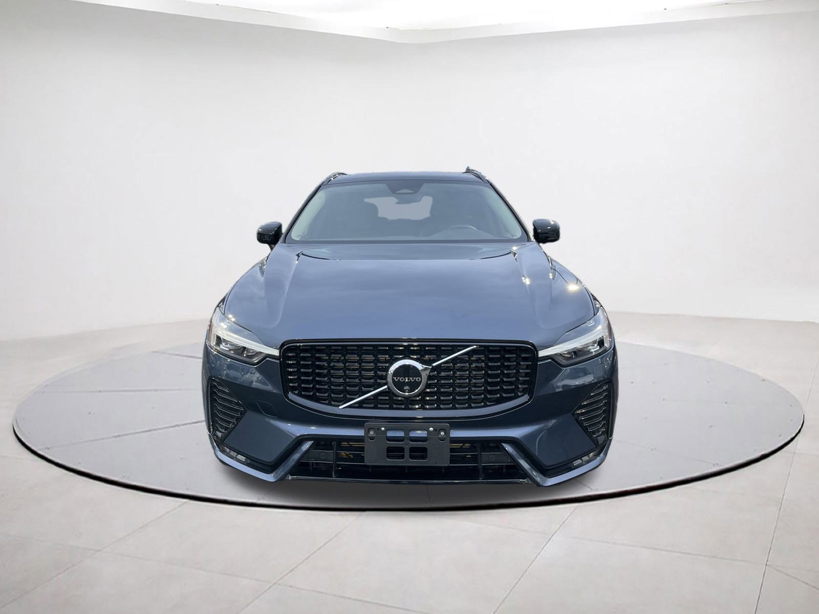 Used 2025 Volvo XC60 B5 Plus image 2