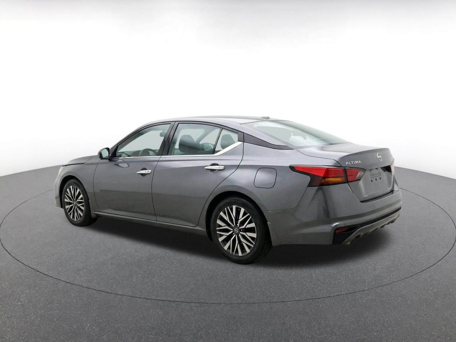 Used 2025 Nissan Altima 2.5 SV FWD image 6