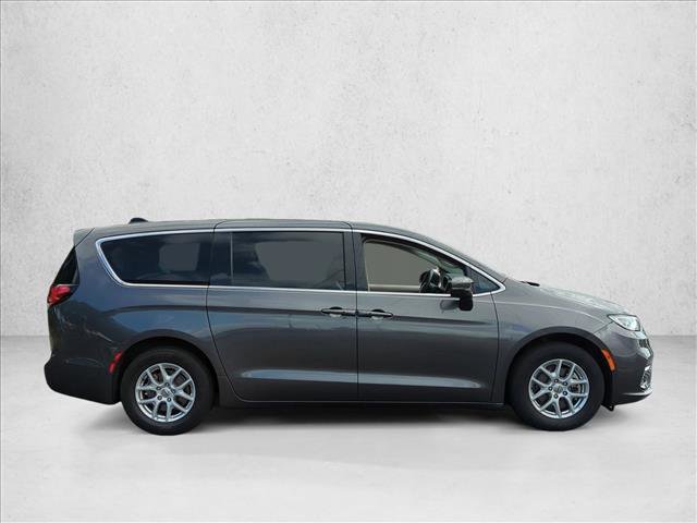 Used 2023 Chrysler Pacifica Touring-L FWD image 4