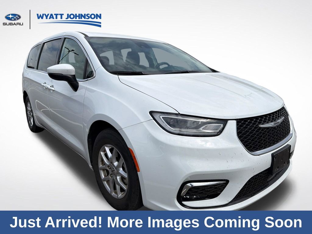 Used 2023 Chrysler Pacifica Touring-L image 8