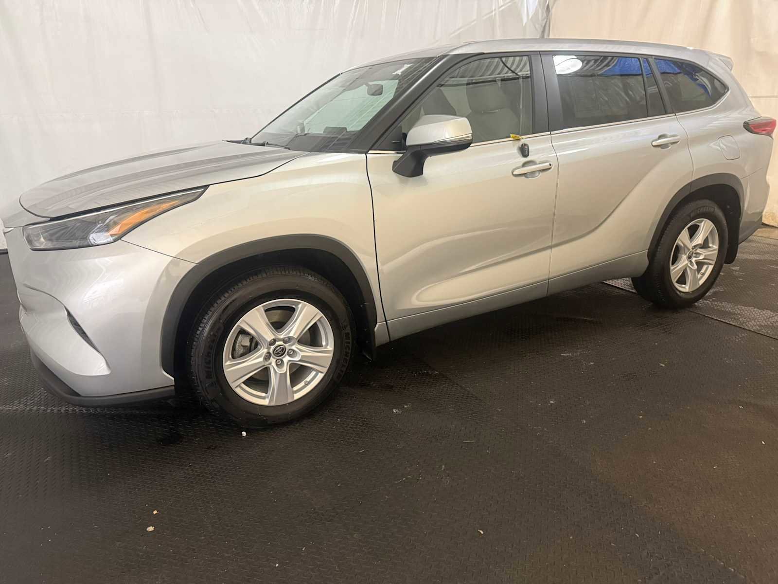 Used 2023 Toyota Highlander LE AWD/4WD image 2