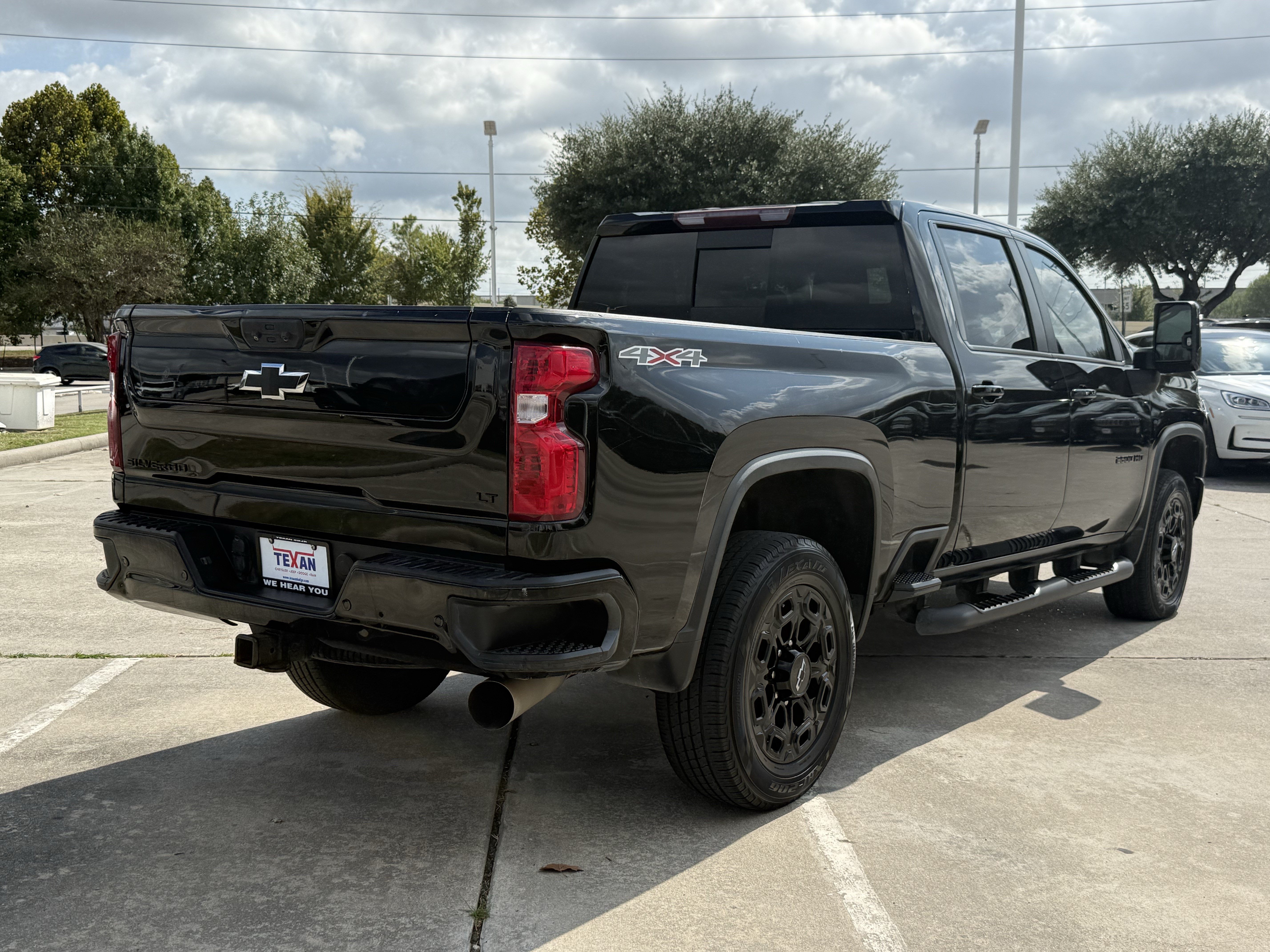 Used 2022 Chevrolet Silverado 2500 LT w/ Midnight Edition AWD/4WD image 5