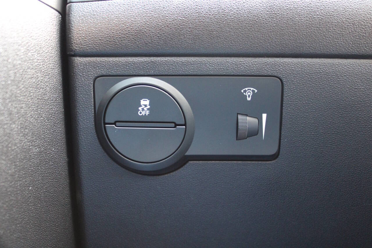 Used 2013 Hyundai Genesis 3.8 image 40