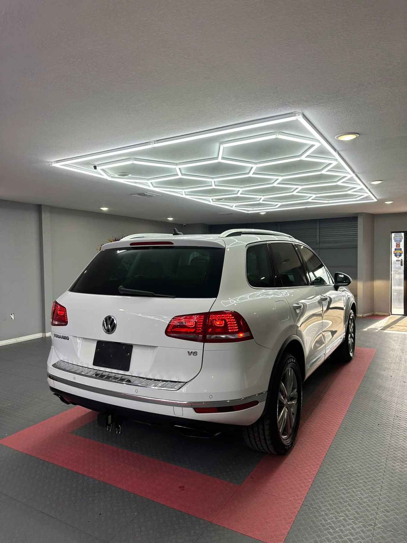 Used 2015 Volkswagen Touareg VR6 image 4