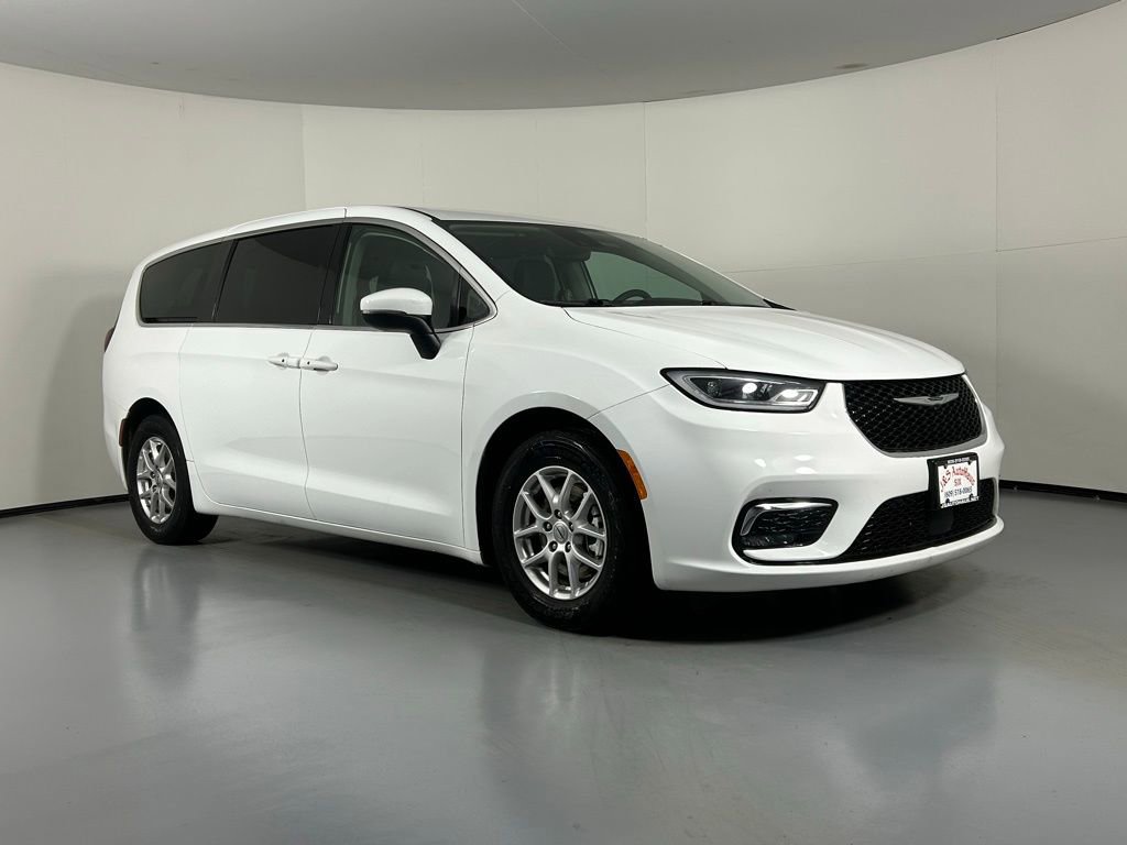 Used 2023 Chrysler Pacifica Touring-L video 1