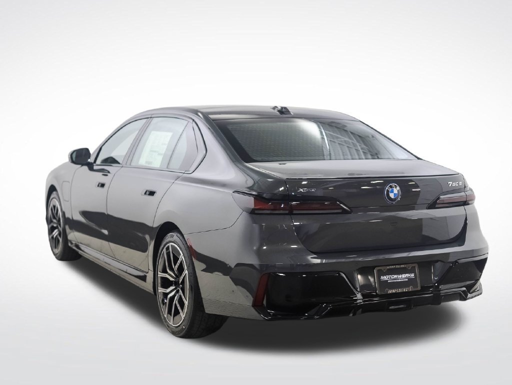 Used 2026 BMW 750e xDrive AWD/4WD image 2