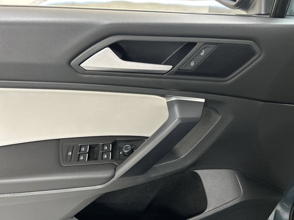 Used 2021 Volkswagen Tiguan SE w/ Panoramic Sunroof Package AWD/4WD image 11