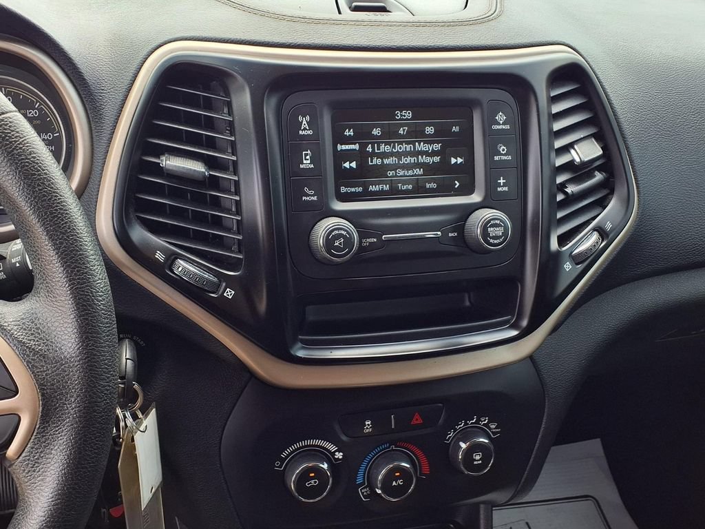 Used 2018 Jeep Cherokee Latitude FWD image 6
