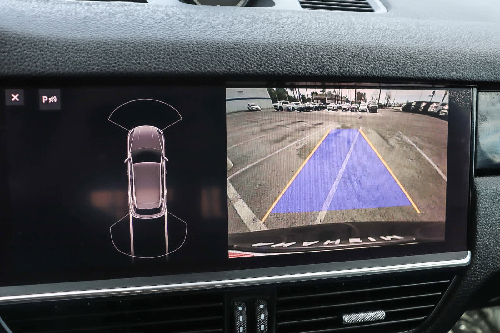 Used 2021 Porsche Cayenne w/ Driver Memory Package image 22