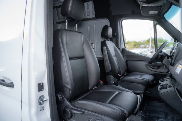 Used 2025 Mercedes-Benz Sprinter 2500 image 15