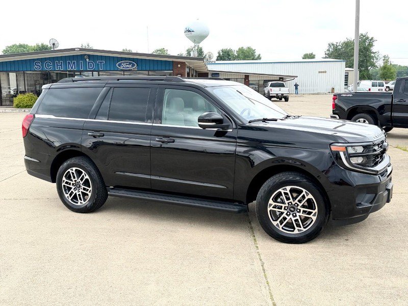 Used 2025 Ford Expedition Active AWD/4WD image 3