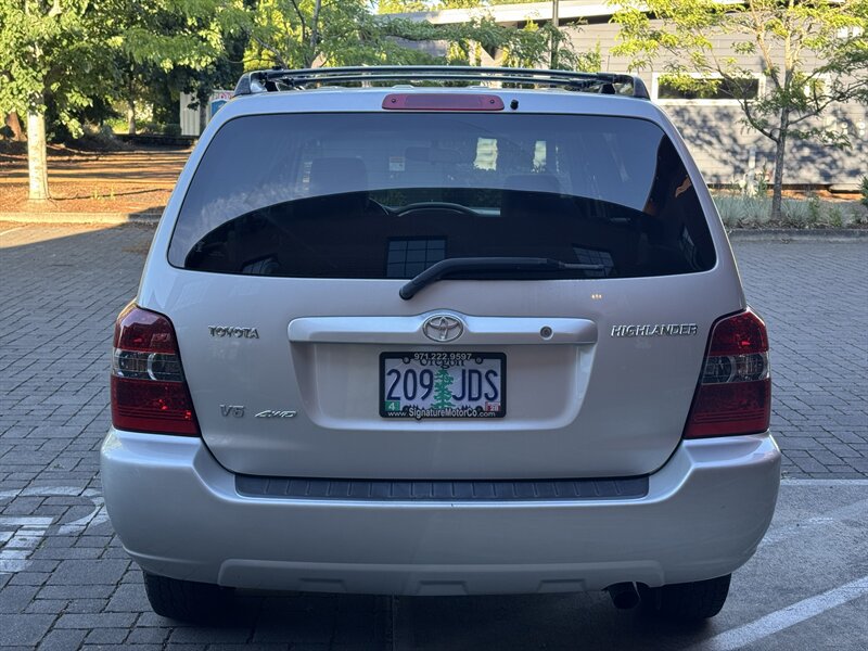 Used 2005 Toyota Highlander 4WD V6 w/ 3rd Row image 4