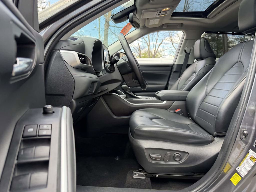Used 2022 Toyota Highlander XLE AWD/4WD image 17