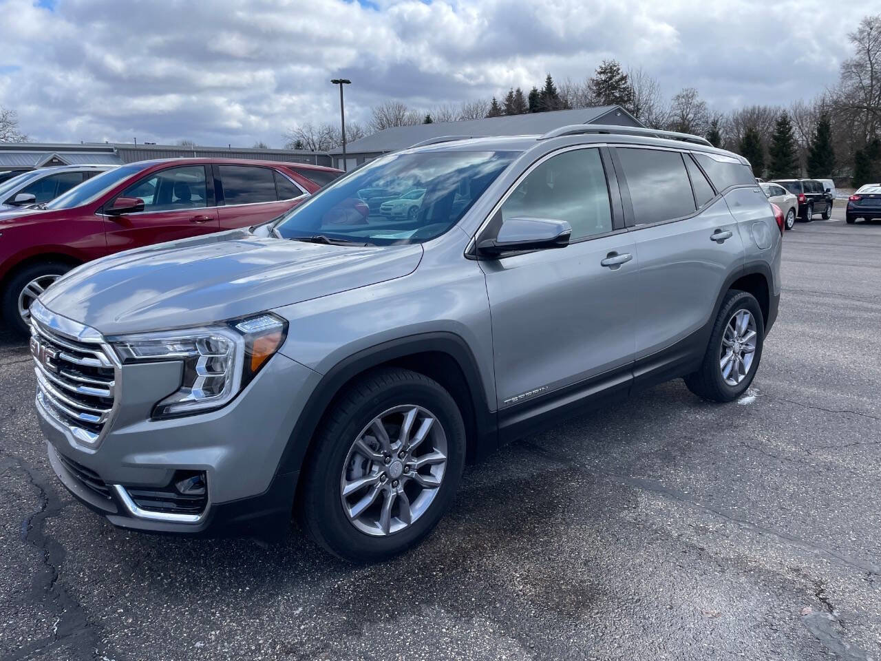 Used 2024 GMC Terrain SLT image 2