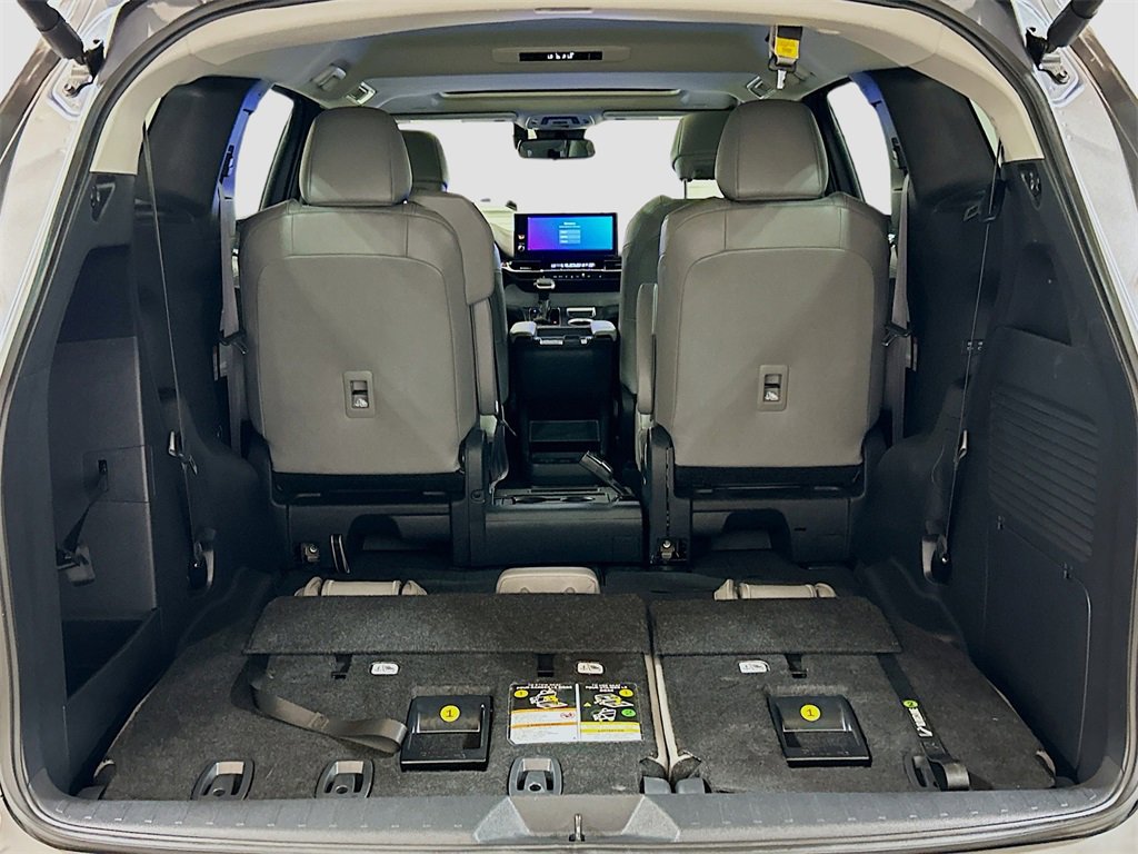 Used 2025 Toyota Sienna XLE image 24