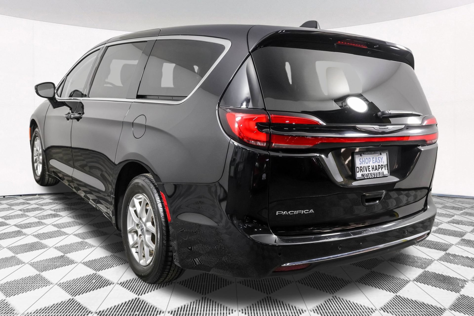 Used 2024 Chrysler Pacifica Touring-L FWD image 17