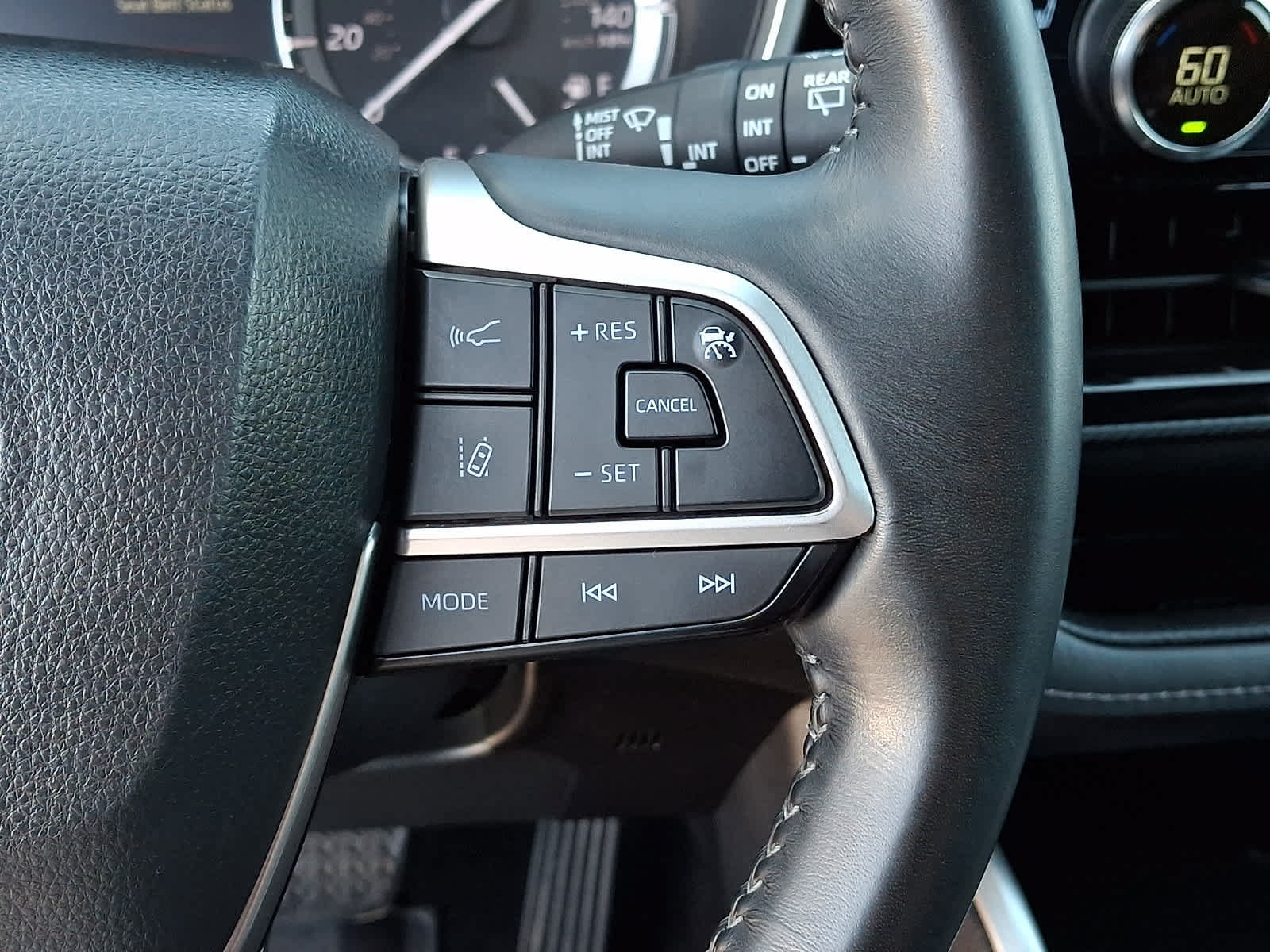 Used 2022 Toyota Highlander XSE AWD/4WD image 27