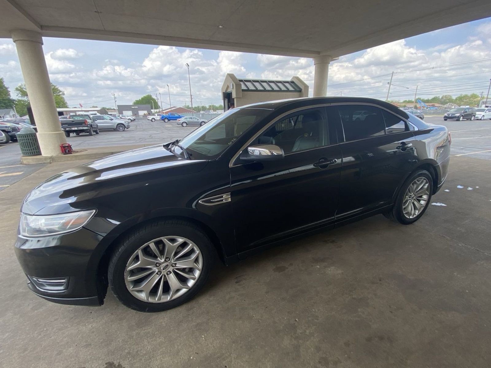 Used 2018 Ford Taurus Limited FWD image 2