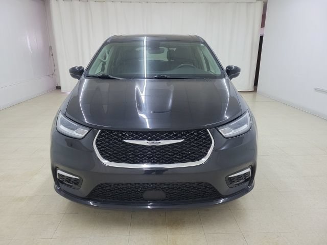 Used 2023 Chrysler Pacifica Touring-L FWD image 2