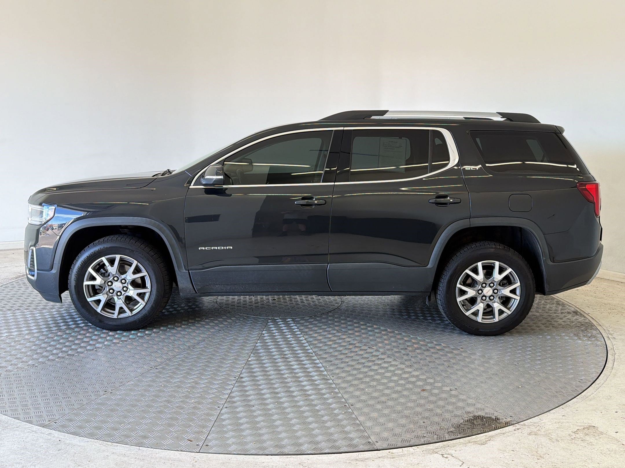 Used 2020 GMC Acadia SLT w/ Driver Alert Package II image 2