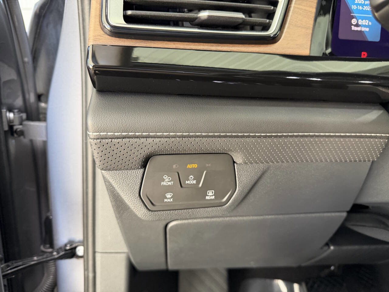 Used 2025 Volkswagen Atlas SE image 31