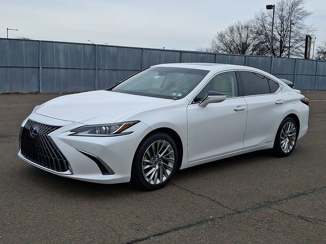 Used 2022 Lexus ES 300h w/ Accessory Package FWD image 3