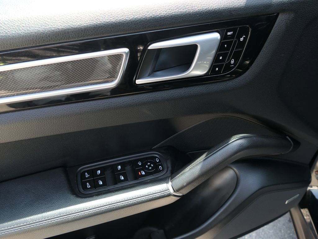 Used 2019 Porsche Cayenne w/ Premium Package AWD/4WD image 14
