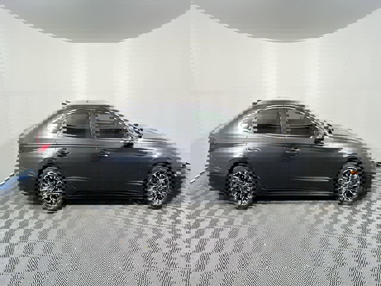 Used 2021 Hyundai Sonata Limited w/ Preferred Accessory Package FWD image 2