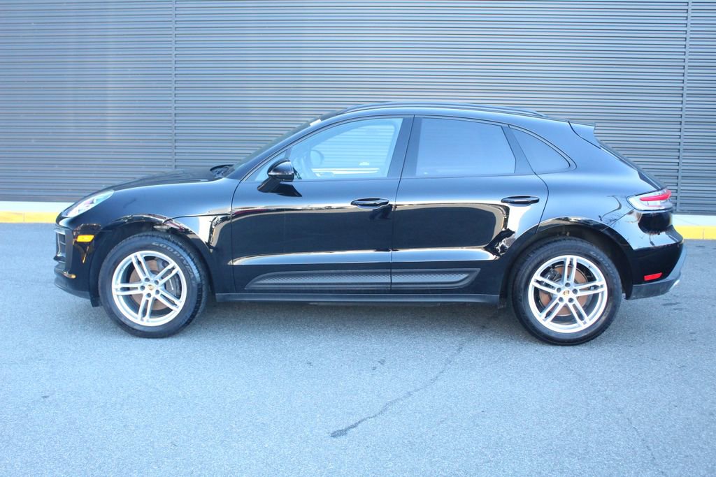 Certified 2025 Porsche Macan image 2