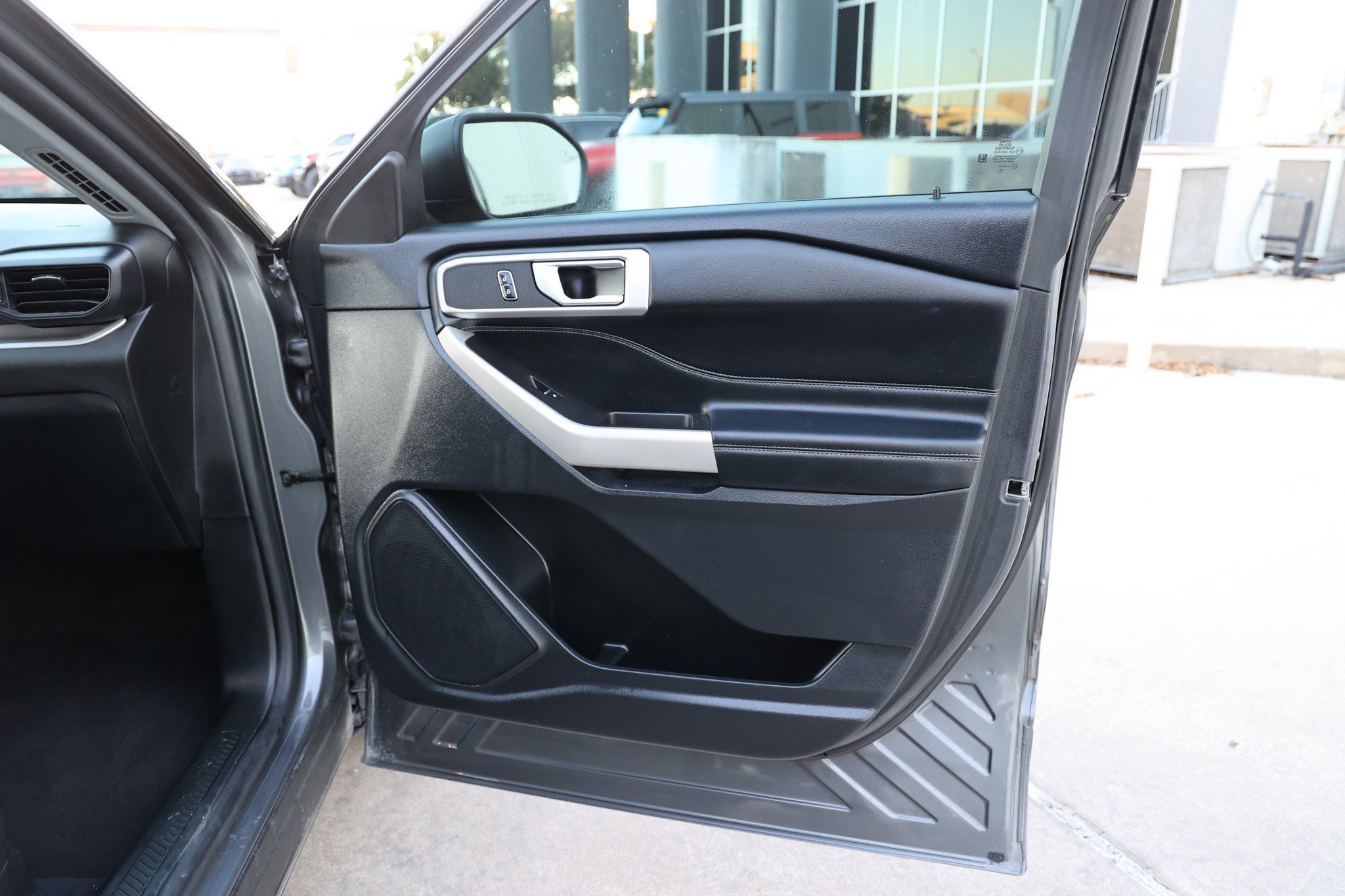 Used 2023 Ford Explorer XLT image 32