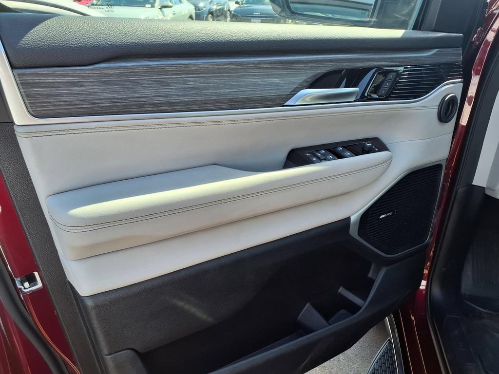 Used 2024 Jeep Wagoneer Series III AWD/4WD image 12