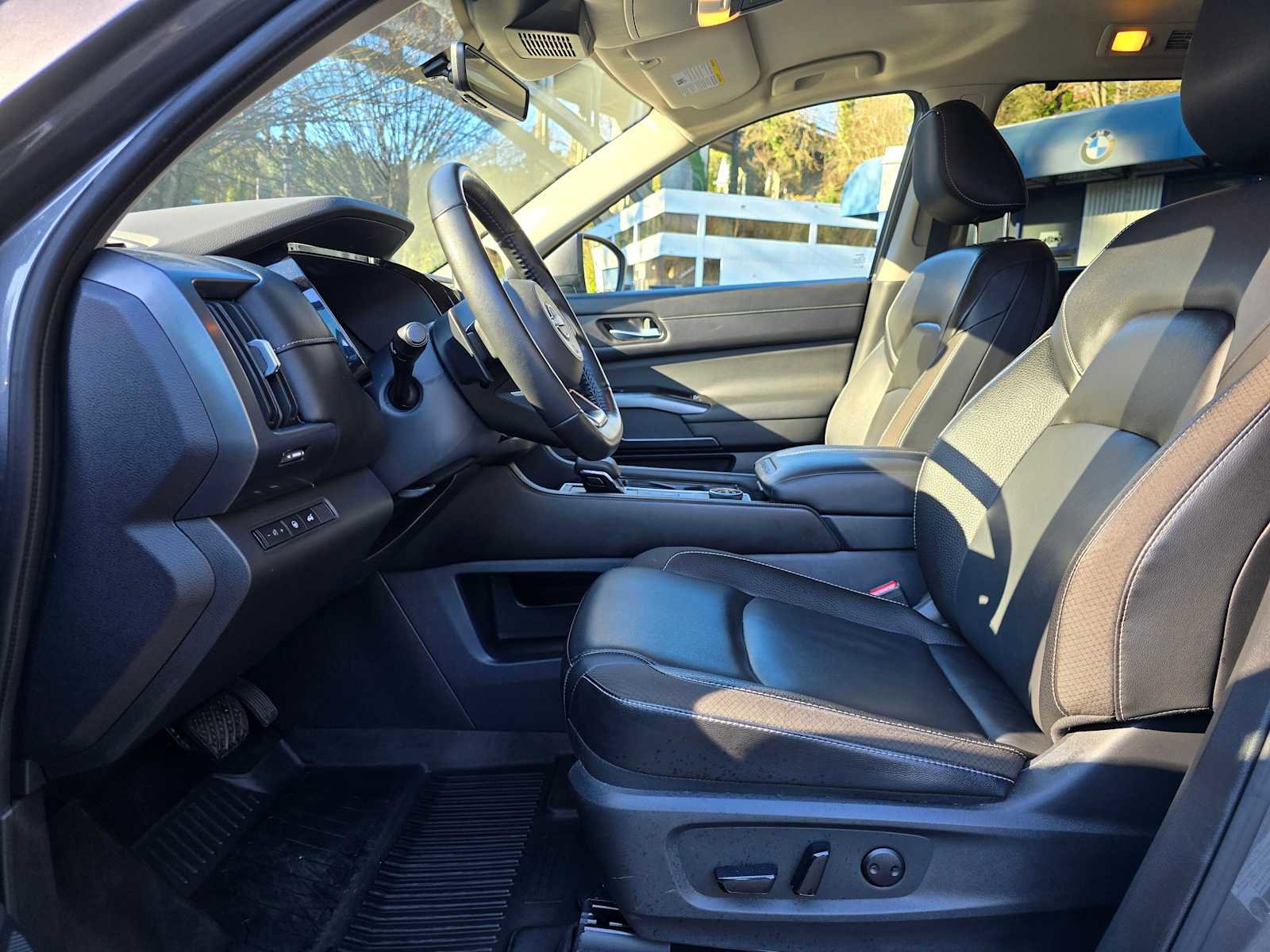 Used 2024 Nissan Pathfinder SL w/ Black Appearance Package image 20