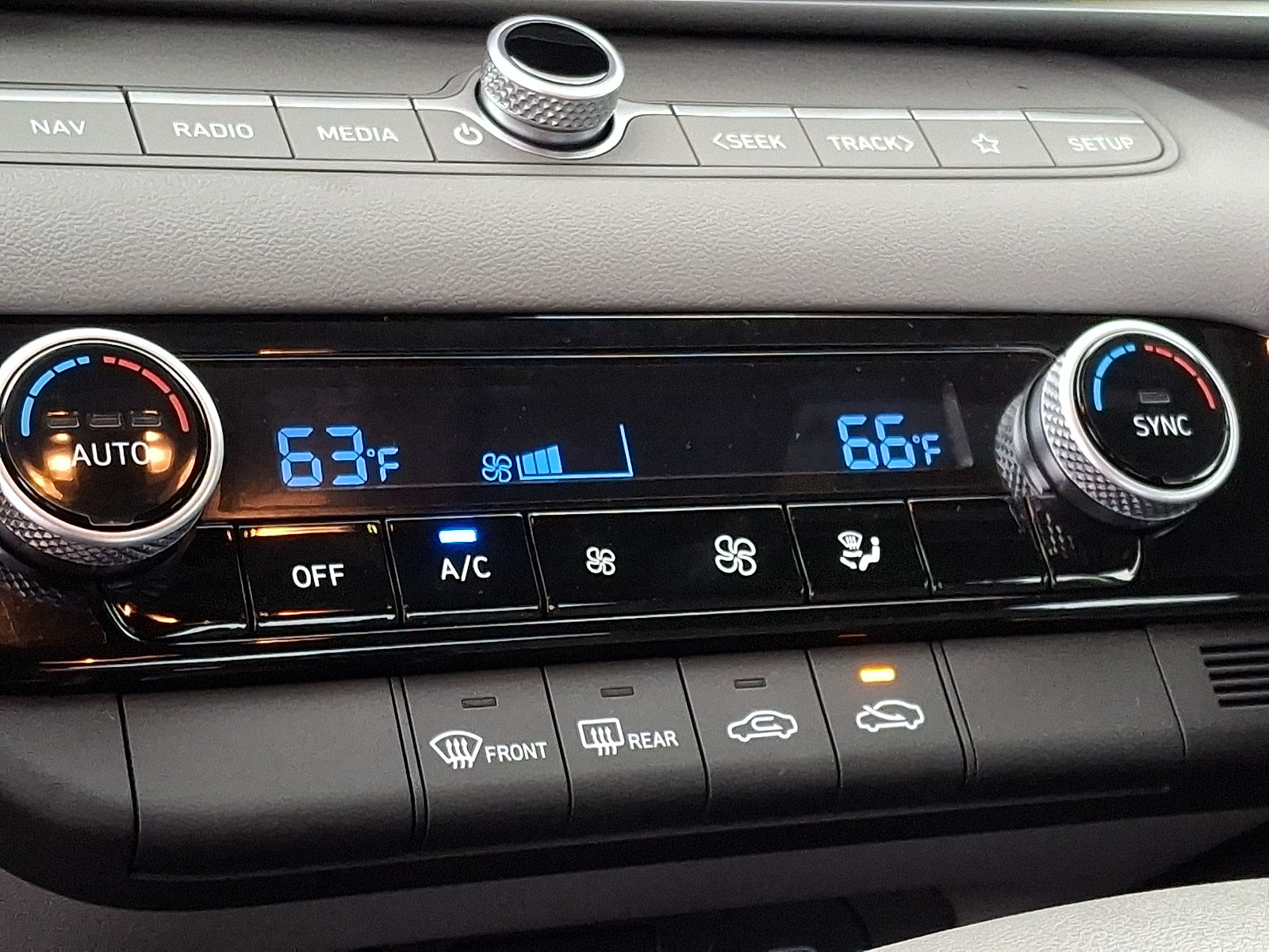 Certified 2024 Hyundai Elantra SEL FWD image 18