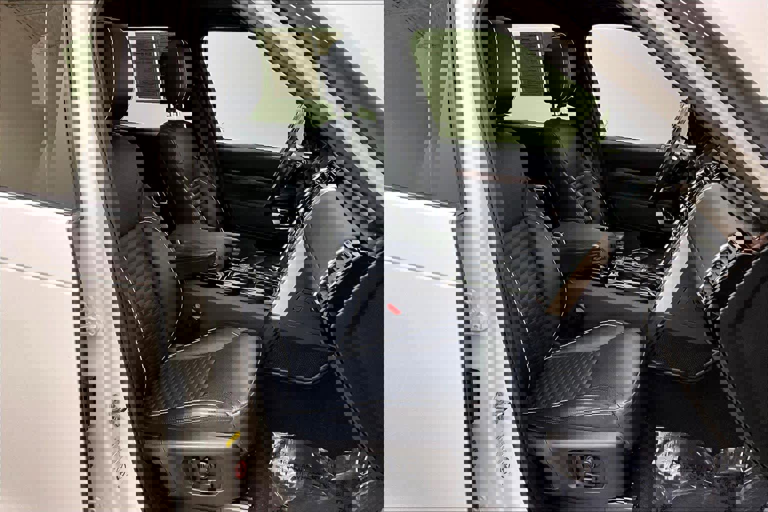 Used 2020 Land Rover Discovery HSE image 9