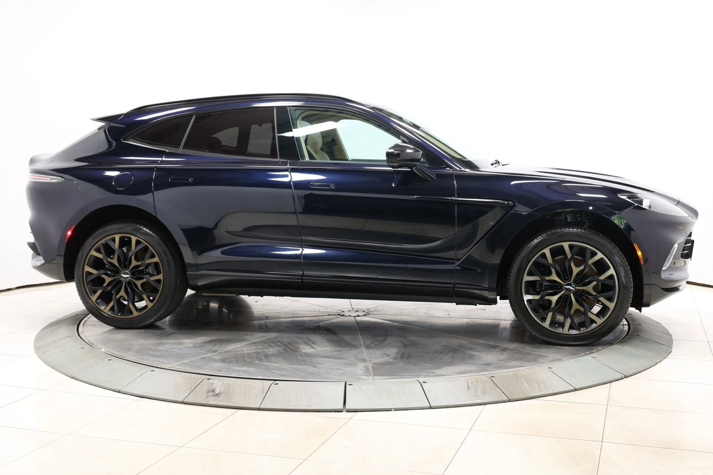 Used 2021 Aston Martin DBX image 73
