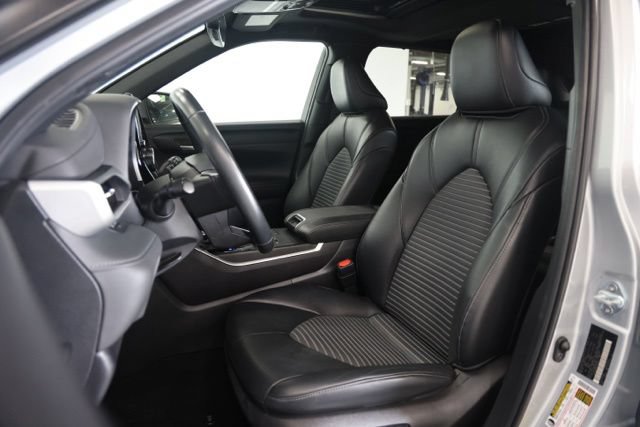 Used 2024 Toyota Highlander XSE FWD image 18