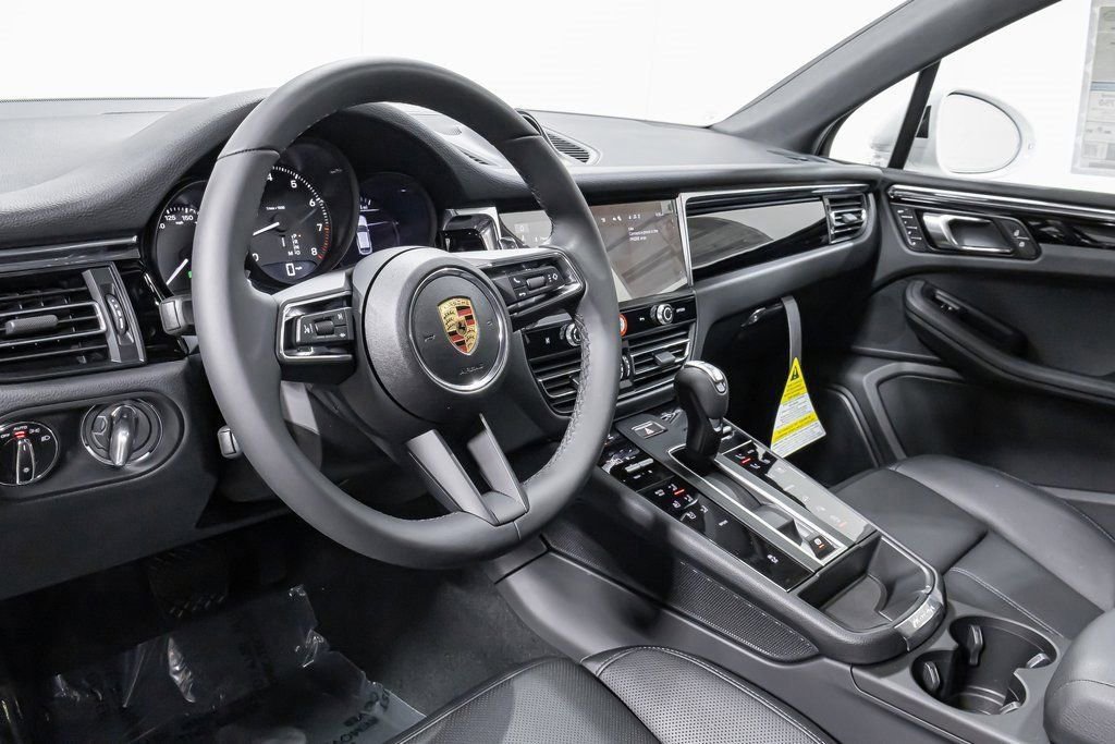 Certified 2025 Porsche Macan AWD/4WD image 4