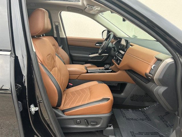 Used 2024 Nissan Pathfinder Platinum w/ Cargo Package FWD image 9