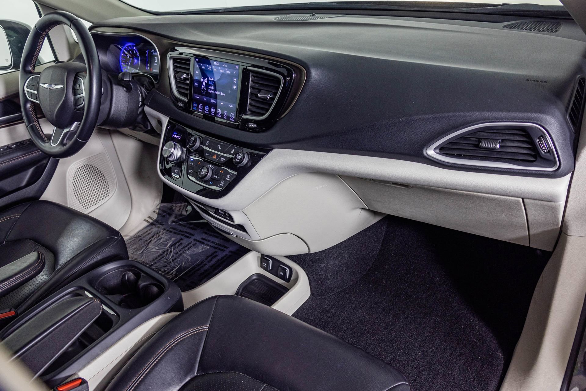 Used 2018 Chrysler Pacifica Touring-L image 47