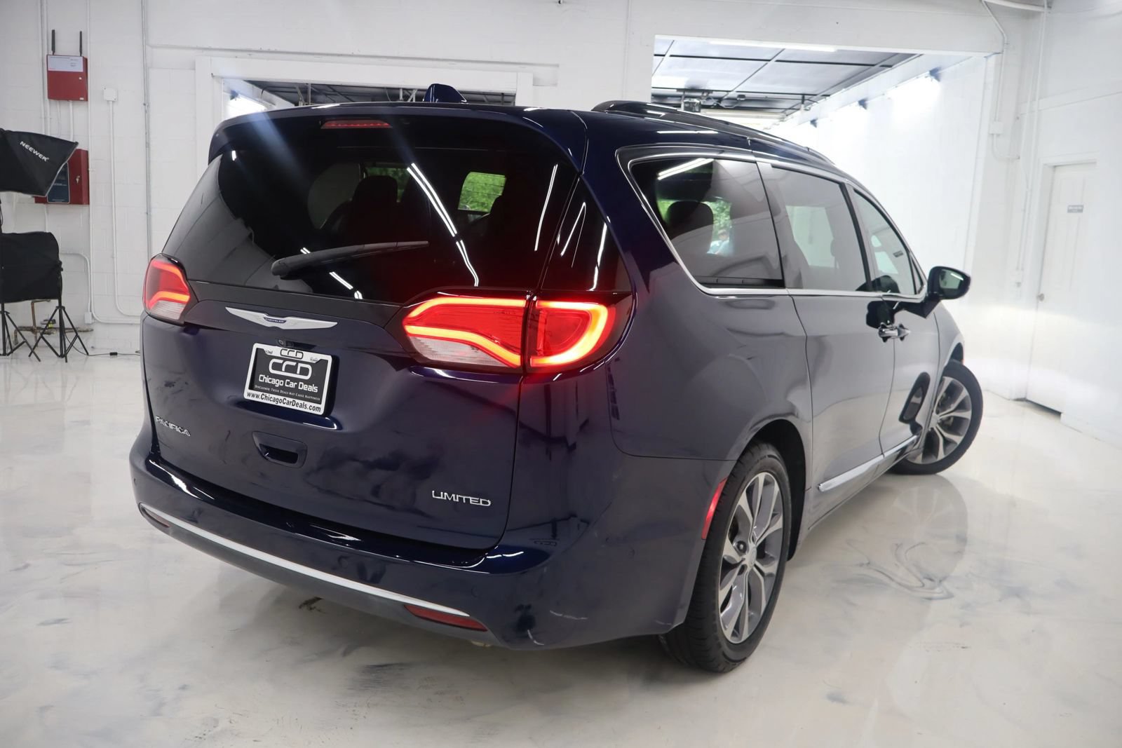 Used 2019 Chrysler Pacifica Limited w/ Tire & Wheel Group FWD image 10