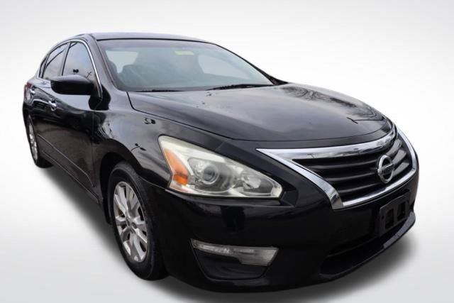 Used 2014 Nissan Altima 2.5 S w/ Sport Value Package image 2