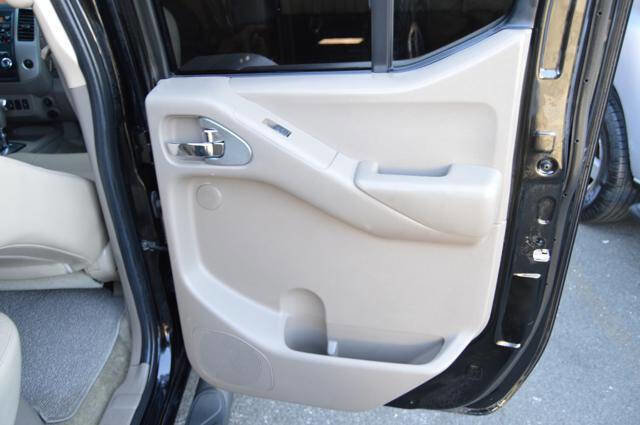 Used 2012 Nissan Frontier SL w/ Moonroof Pkg image 46