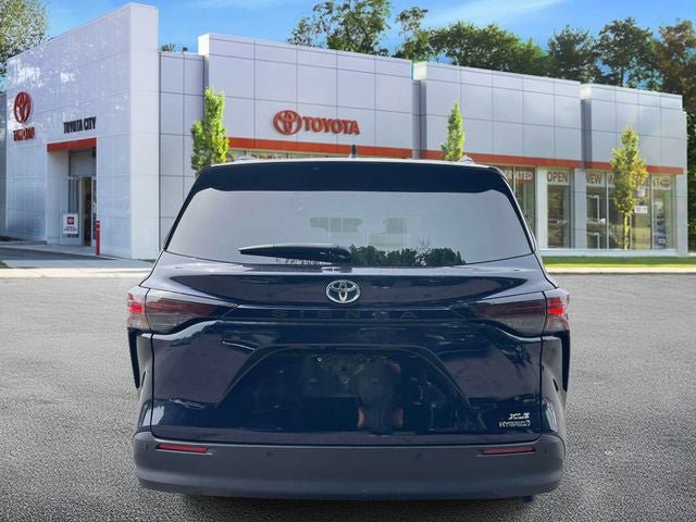 Used 2023 Toyota Sienna XLE FWD image 7