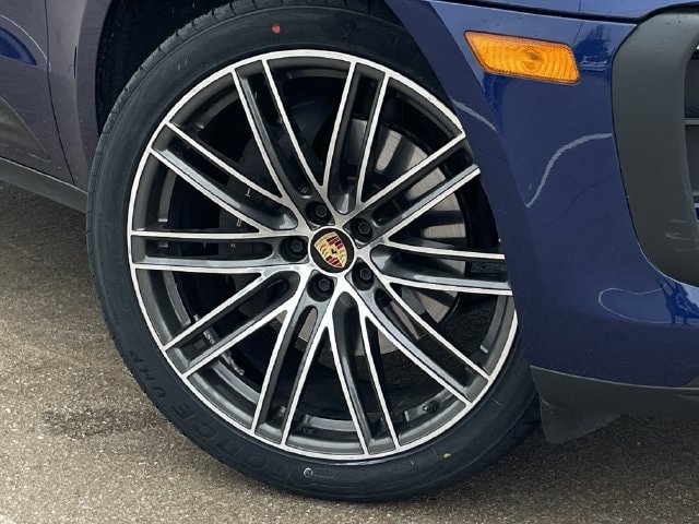 Used 2024 Porsche Macan AWD/4WD image 9