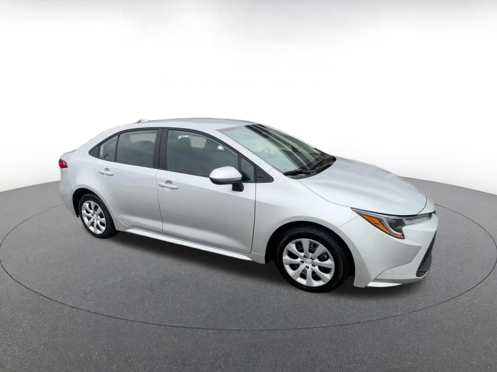 Used 2025 Toyota Corolla LE FWD image 2