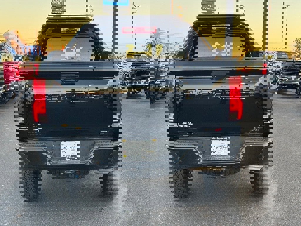 Used 2025 Chevrolet Colorado ZR2 w/ Midnight Edition image 4